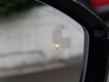 ブラインドスポットモニターは、左右斜め後ろを平行して走る車を認識し、車線変更の際に危険を察知するとドライバーへ警告を促します。夜・雨・トンネル内など走行時の環境が悪い時ほど便りになる機能です!