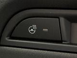 【ステアリングヒーター】冬場に冷たくなりやすい革巻きステアリングを、スイッチ一つで素早く適温に!エアコンよりも早く温まってくれるので、寒い日の運転も快適になりますね♪