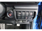 キーレスアクセス&プッシュスタート。アクセスキーを携帯して運転席か助手席のドアハンドルの内側に触れるだけで開錠 ドアハンドルのセンサーに触れて施錠