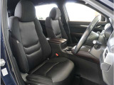 【清潔感のある運転席&助手席】隅々までクリーニングの行き届いた運転席&助手席。目立ったシミや汚れ等もございません。快適なドライブをどうぞ。