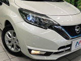 【LEDヘッドライト】悪天候や夜間走行時も良好な視界を確保し安心して運転できる高輝度LEDヘッドライトを装備!点灯速度が早く、消費電力も抑えられています。
