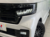 【LEDヘッドライト】悪天候や夜間走行時も良好な視界を確保し安心して運転できる高輝度LEDヘッドライトを装備!点灯速度が早く、消費電力も抑えられています。