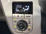 【オートエアコン】一度お好みの温度に設定すれば、車内の温度を検知し風量や温度を自動で調整。暑い&hellip;寒い&hellip;と何度もスイッチ操作をする必要はありません。快適な車内空間には必須の機能ですね♪