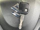 【キーレス】少し離れた場所からでもボタン一つでドアの開錠・施錠ができるのでとっても便利!ドアの鍵穴周りに傷をつけることもありません