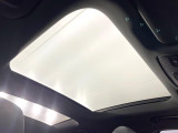 ●サンルーフ:開放感たっぷりの希少装備、サンルーフが装着されています!車内に明かりを取り入れたり景色を楽しむ以外にも、車内の空気も簡単に換気できて快適です!