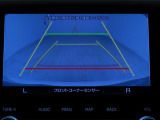 ■リヤビューカメラの映像です。ステアリング連動ガイドラインが、後退時の予想進路を表示し、運転のサポートを致します。
