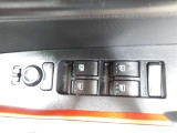 運転席から左右のドアミラーの開閉が可能です♪駐車場でのドアミラーの折り畳みが簡単です♪