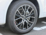 全車両に標準装備の純正アルミホイールは、純正ならではのバランスの良いデザインと、走行安定性をお楽しみ頂けます。