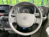 インテリアに合わせたデザインのステアリングは、運転される方のことも考え、運転しやすい形状、大きさです。是非一度、実際に触ってお確かめください。