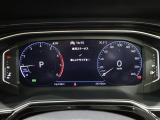 デジタルコックピットPROを装備。速度計や走行距離、車両情報を高精細に表示します。
