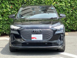 Audiデザインの特徴であるシングルフレームグリルが存在感を主張します。