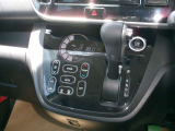操作しやすいシフトレバーとタッチ式エアコンパネルで運転も楽々です。