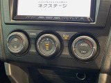 【左右独立型フルオートエアコン】運転席と助手席でそれぞれお好みの温度に設定可能。同乗者にも配慮した、快適な空調をお届け致します。