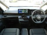 セレナの運転席は、良好な視界と操作性を提供。運転支援システムの情報が一目でわかるディスプレイと、直感的な操作が可能なステアリングスイッチで、安全快適なドライブをサポートします。