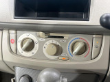 寒い冬も暑い夏も全席に快適な空調を届けてくれる、ダイヤル式エアコンを装備♪