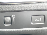 ●電動リアゲート:ワンタッチでリアゲートの開閉ができ、荷物などで両手が塞がっている状態でも簡単に開閉ができる便利機能です。