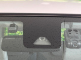 【スマートアシスト】走行中に前方の車両等を認識し、衝突しそうな時は警報とブレーキで衝突回避と被害軽減をアシスト。より安全にドライブをお楽しみいただけます。