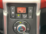 【オートエアコン】一度お好みの温度に設定すれば、車内の温度を検知し風量や温度を自動で調整。暑い&hellip;寒い&hellip;と何度もスイッチ操作をする必要はありません。快適な車内空間には必須の機能ですね♪