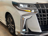 【LEDヘッドライト】悪天候や夜間走行時も良好な視界を確保し安心して運転できる高輝度LEDヘッドライトを装備!点灯速度が早く、消費電力も抑えられています。