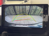 【バックカメラ】駐車時に後方がリアルタイム映像で確認できます。大型商業施設や立体駐車場での駐車時や、夜間のバック時に大活躍!運転スキルに関わらず、今や必須となった装備のひとつです!