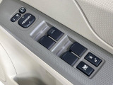 【電動格納ミラー】サイドミラーは電動格納式となっており、狭い駐車場でもキズがつくリスクを抑えられます。