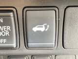 【パワーバックドア】スマートキーや運転席のボタンを押すだけでリアゲートが自動で開閉します!荷物を持っている時や、高い位置にあるバックドアを閉める際に便利な機能です♪