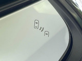 【ブラインドスポットモニター】走行中、ドアミラーの死角になりやすい箇所に後続車が接近するとサイドミラーのレンズに警告を表示!ドライバーに注意喚起をしてくれます。