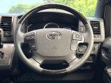 インテリアに合わせたデザインのステアリングは、運転される方のことも考え、運転しやすい形状、大きさです。是非一度、実際に触ってお確かめください。