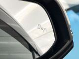 【ブラインドスポットモニター】走行中、ドアミラーの死角になりやすい箇所に後続車が接近するとサイドミラーのレンズに警告を表示!ドライバーに注意喚起をしてくれます。