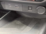 インパネ部分には2つのUSB端子が付いています。また、この車にはおくだけ充電も使用できます。