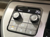 【オートエアコン】一度お好みの温度に設定すれば、車内の温度を検知し風量や温度を自動で調整。暑い&hellip;寒い&hellip;と何度もスイッチ操作をする必要はありません。快適な車内空間には必須の機能ですね♪