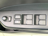 【電動格納ミラー】サイドミラーは電動格納式となっており、狭い駐車場でもキズがつくリスクを抑えられます。