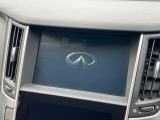【メーカー純正ナビ】インテリアに溶け込むスタイリッシュな「専用設計」メーカーナビを装備♪視認性や操作性など基本性能にも優れ、より上質なカーライフをお楽しみいただけます。