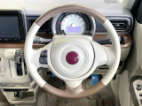 【純正革巻きステアリング】上質な革を使用することで、手にしっかり馴染みとても運転しやすいハンドルです♪
