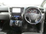 運転席からの視界はこんな感じです☆お気軽にご来店いただき、実際に座って是非お確かめください。ドライバーに寄り添う快適な操作フィールをもたらすステアリングです。