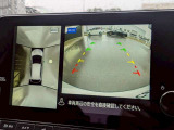 アラウンドビューモニター。上空から見下ろしているかのような映像を映し出して周囲を確認し、スムースな駐車をアシストします。