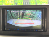 【バックカメラ】駐車時に後方がリアルタイム映像で確認できます。大型商業施設や立体駐車場での駐車時や、夜間のバック時に大活躍!運転スキルに関わらず、今や必須となった装備のひとつです!