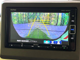 【バックカメラ】駐車時に後方がリアルタイム映像で確認できます。大型商業施設や立体駐車場での駐車時や、夜間のバック時に大活躍!運転スキルに関わらず、今や必須となった装備のひとつです!