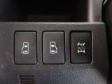 スライドドアの操作が運転席で出来ます。