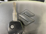【キーレス】少し離れた場所からでもボタン一つでドアの開錠・施錠ができるのでとっても便利!ドアの鍵穴周りに傷をつけることもありません♪