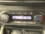【オートエアコン】一度お好みの温度に設定すれば、車内の温度を検知し風量や温度を自動で調整。暑い&hellip;寒い&hellip;と何度もスイッチ操作をする必要はありません。快適な車内空間には必須の機能ですね♪