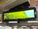 【スマートリヤビューミラー】後席の大きな荷物や同乗者で後方が確認しづらい時でも安心!カメラが撮影した車両後方の映像をルームミラー内に表示。クリアな視界で状況の確認が可能です!