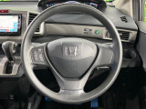 インテリアに合わせたデザインのステアリングは、運転される方のことも考え、運転しやすい形状、大きさです。是非一度、実際に触ってお確かめください。