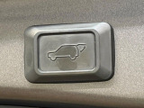 【パワーバックドア】スマートキーや運転席のボタンを押すだけでリアゲートが自動で開閉します!荷物を持っている時や、高い位置にあるバックドアを閉める際に便利な機能です♪