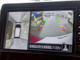 アラウンドビューモニター。上空から見下ろしているかのような映像を映し出して周囲を確認し、スムースな駐車をアシストします。