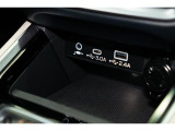 小物の収納に便利なセンタートレイには携帯等のデバイスの充電可能なUSB出力電源付です。
