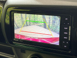 【バックカメラ】駐車時に後方がリアルタイム映像で確認できます。大型商業施設や立体駐車場での駐車時や、夜間のバック時に大活躍!運転スキルに関わらず、今や必須となった装備のひとつです!