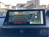 パノラミックビューモニター付きです。車両を上から見たような映像をディスプレイオーディオ画面に表示。運転席からの目視だけでは見にくい、車両周辺の状況をリアルタイムでしっかり確認できます。