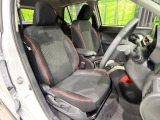 運転席まわりには十分なスペースがあり、大柄な方でもゆったり運転していただける環境です。
