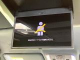 【13.2型有機ELフリップダウン】三列目からでも迫力のエンタメが観れる大画面フリップダウン。有機ELのモニターでは、一般的なフリップダウンよりも高コントラストでキレイな映像を楽しめます。